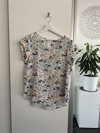 ONLY Bluse Grösse 40, Blumenmuster, weiss