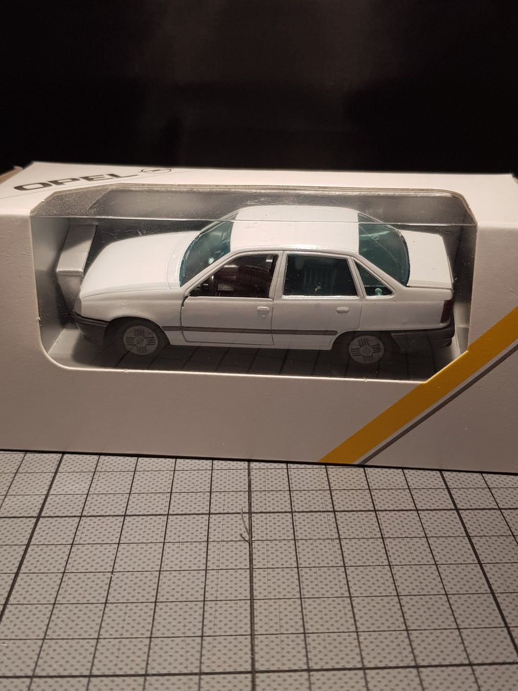 Opel Modellini d'auto: Opel  Kadett-E GLS Stufenheck – Nuovo e nell'imballaggio originale da Chézard-St-Martin venduto da AlPat-Collections 3