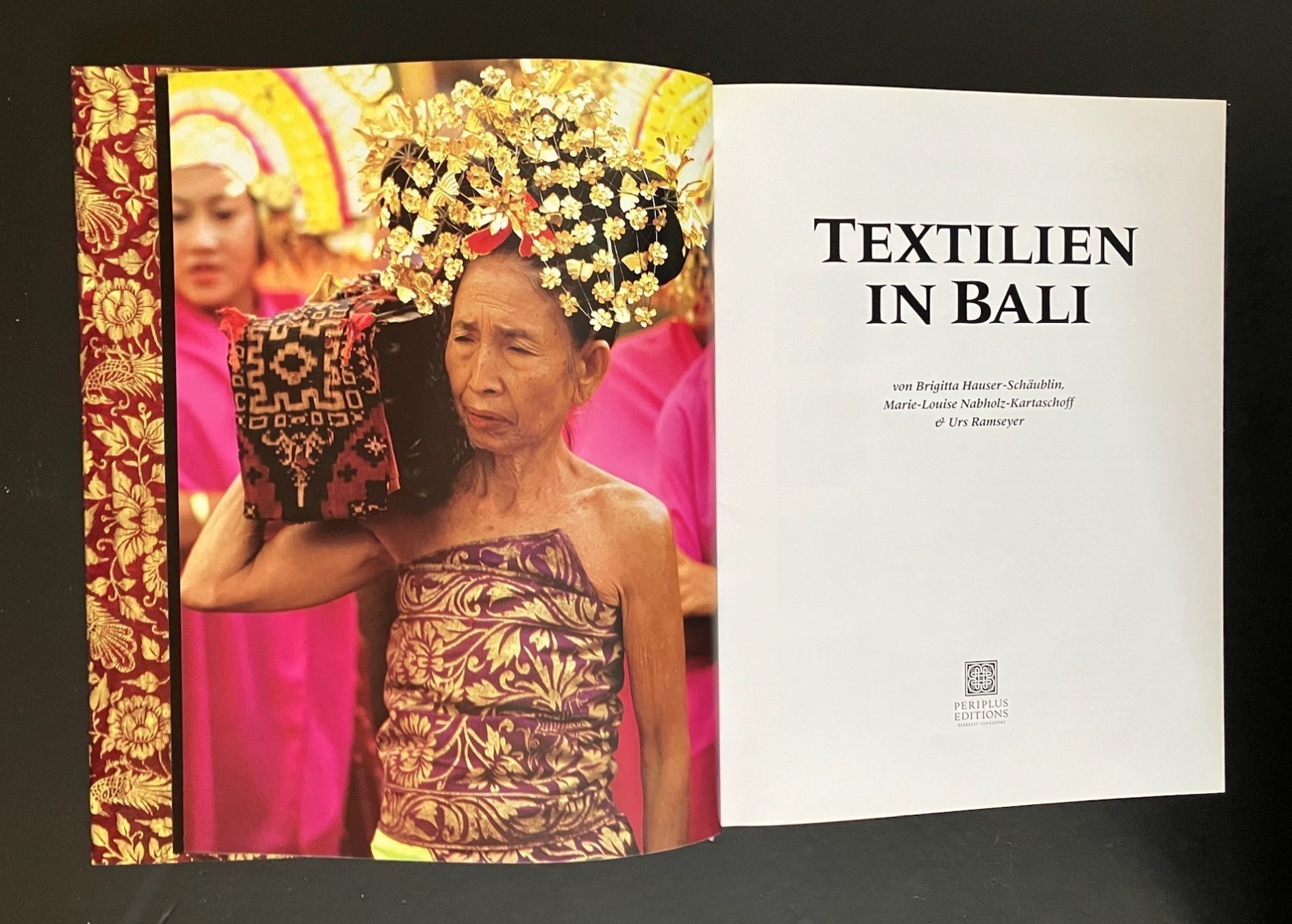 Libri: textilien in bali . periplus editions – Usato da Allschwil venduto da rotocker 1