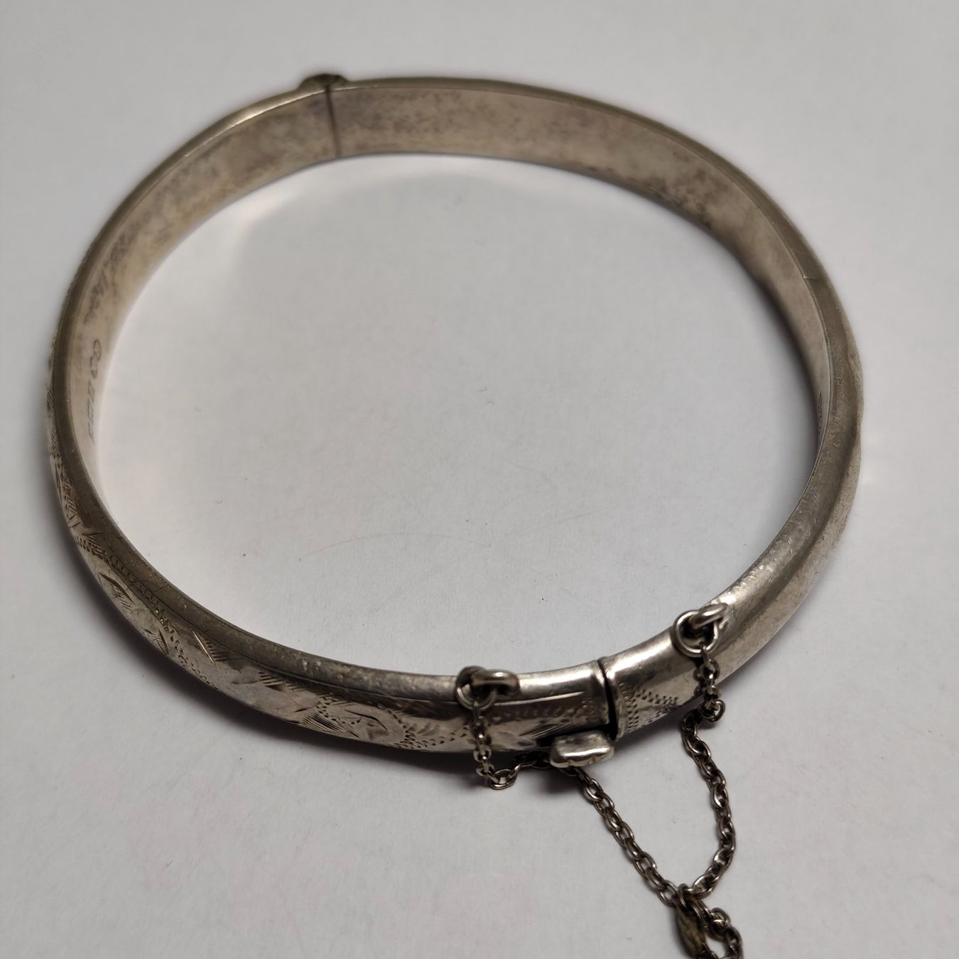 Bracciali & Braccialetti: Bracelet jonc ouvrant gravé en argent massif #B3 – Usato da Châtelaine venduto da Tropic.Watch2