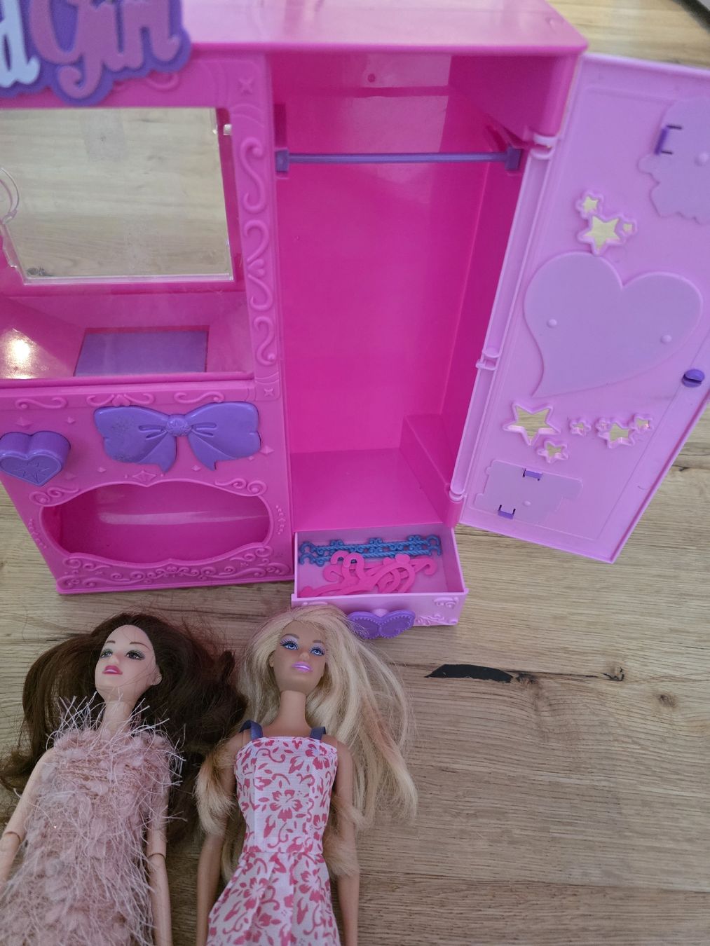 Giocattoli: Barbie Kleiderschrank mit 2 Barbie – Usato da Toffen venduto da ver_x68f 3