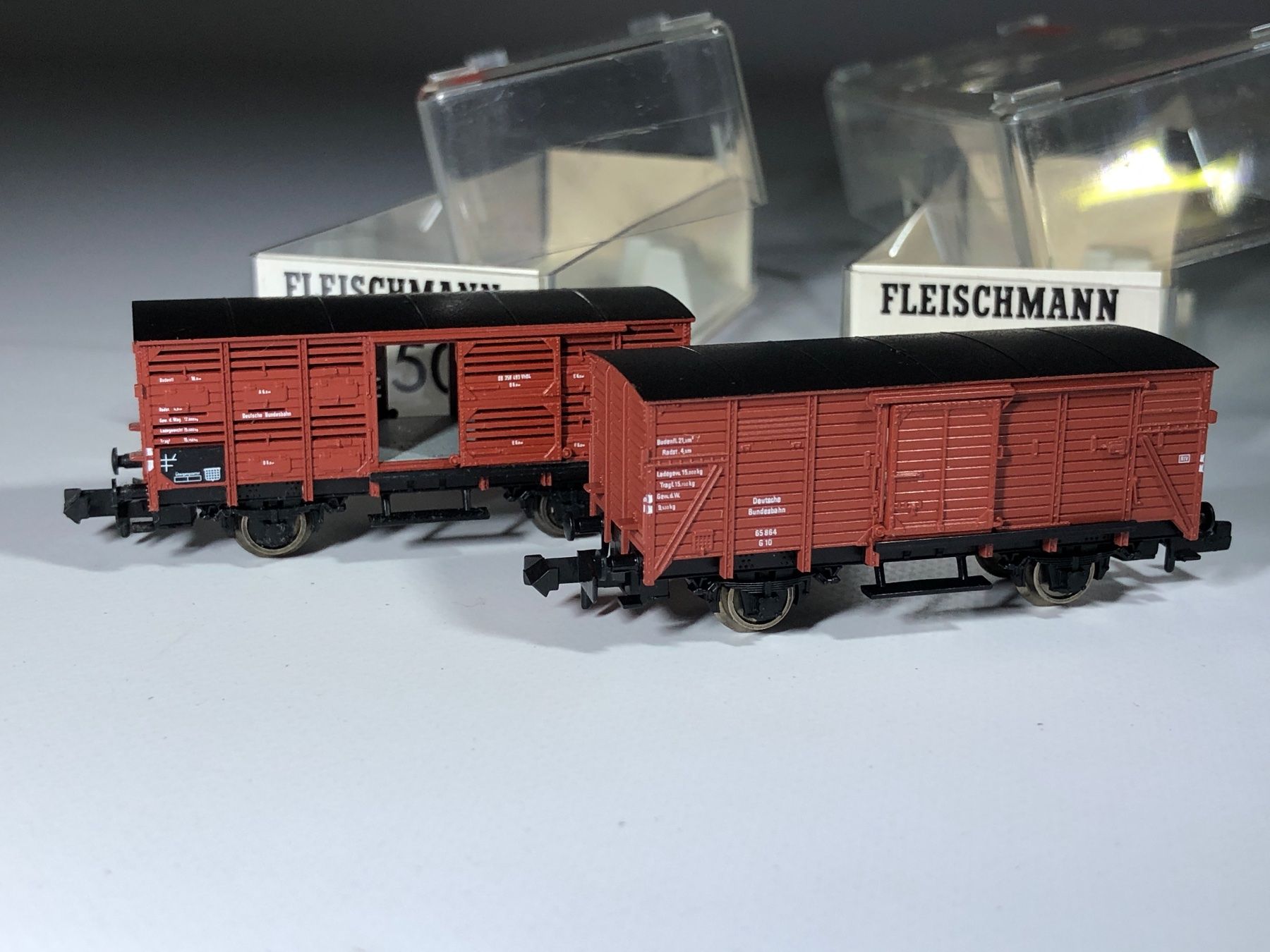 Fleischmann Modelleisenbahnen: 2x Fleischmann Güterwagen gedeckt 8350, Spur N – Gebraucht aus Bergdietikon von Garak 2