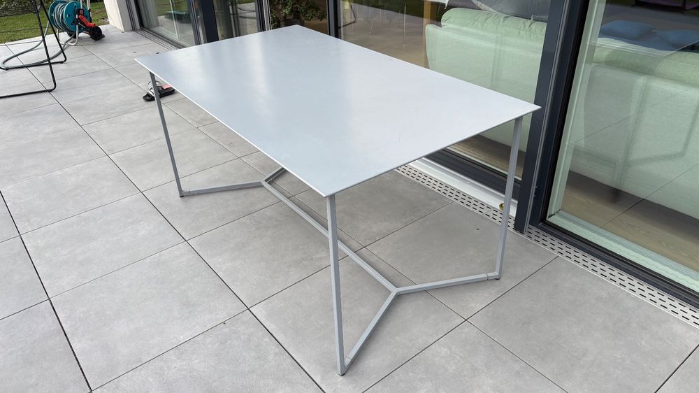 Table de jardin en métal gris, bon état, design épuré (Gebraucht) in ...