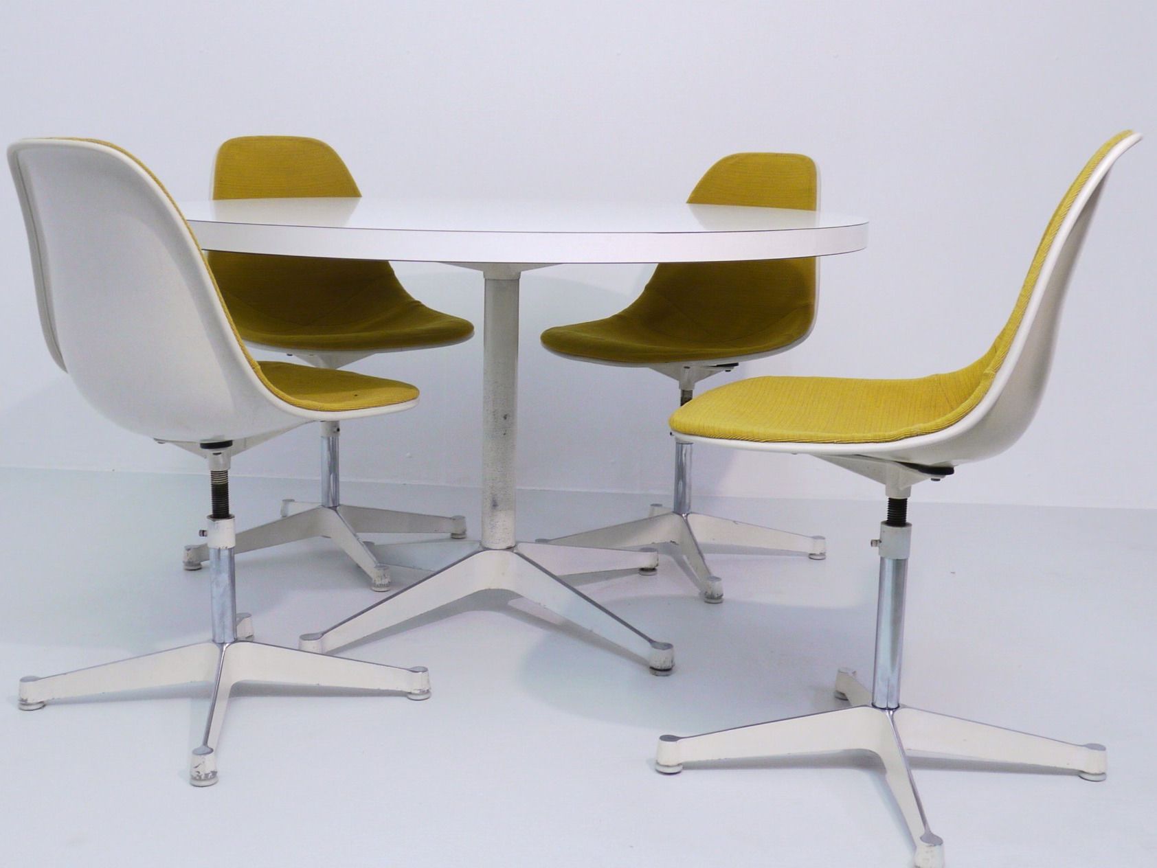 Knoll Set di tavolo e panche: Dining set by Eames for Herman Miller 60s – Usato da Basel venduto da MidMod20C