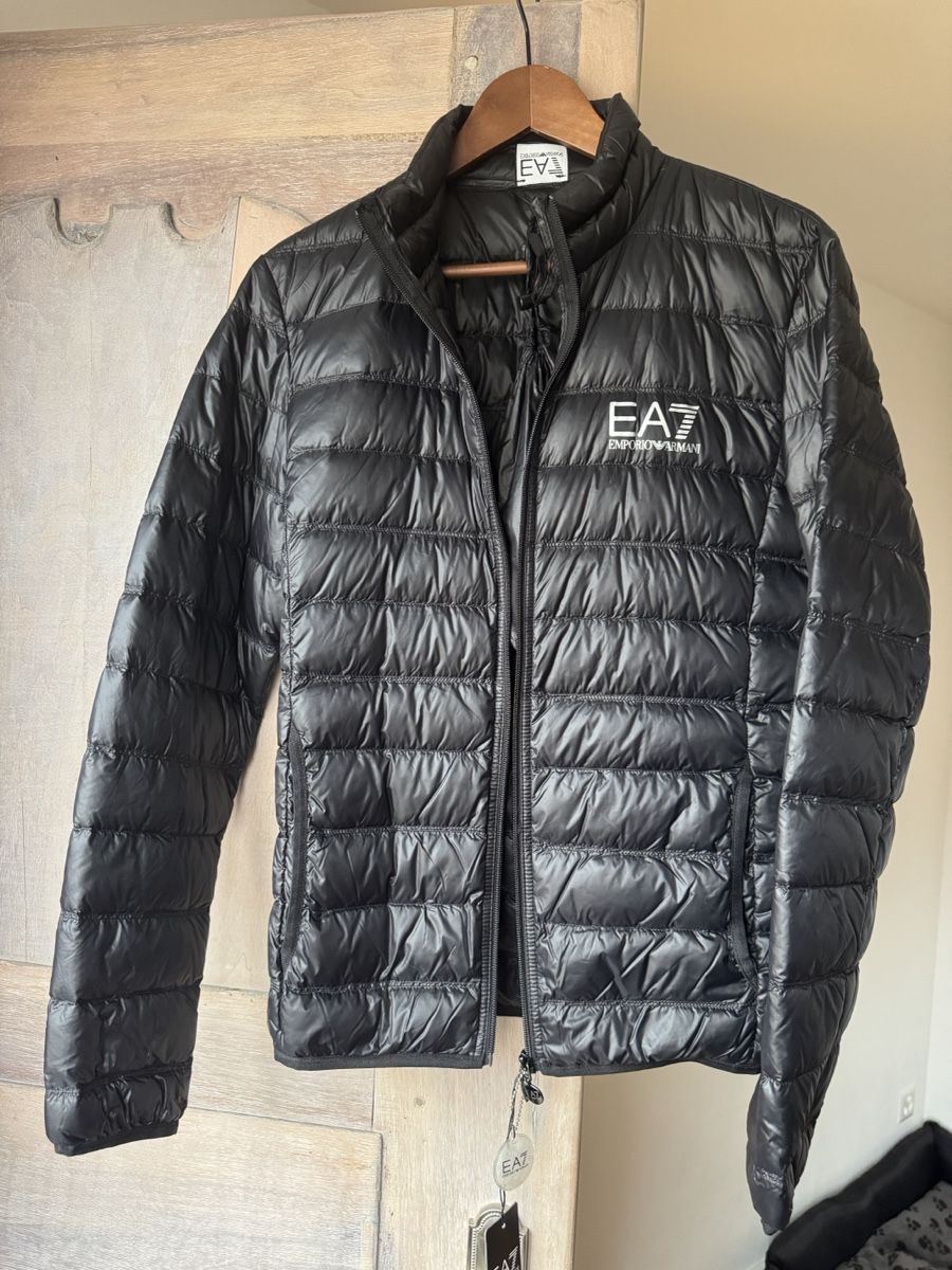 Armani Giacche: Doudoune EA7 Emporio Armani noire, taille M, impeccable – Usato da Morges venduto da Alexys23