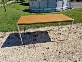 Holztisch mit Metallbeinen
