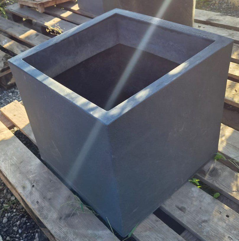 Vasi per fiori: Grosser Kunststoff-Blumentopf Dark Grey – Usato da Forch venduto da WeberC 1