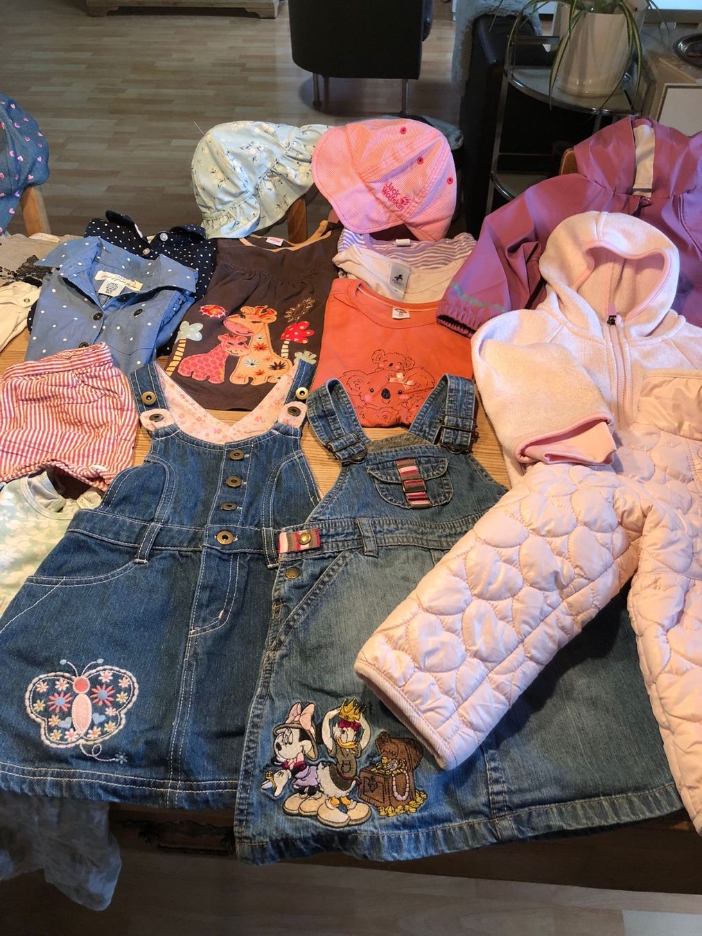 Lotti & Set di vestiti: 30 Teiliges Mädchenpaket Gr. 92 – Usato da Röschenz venduto da Tashroal 3