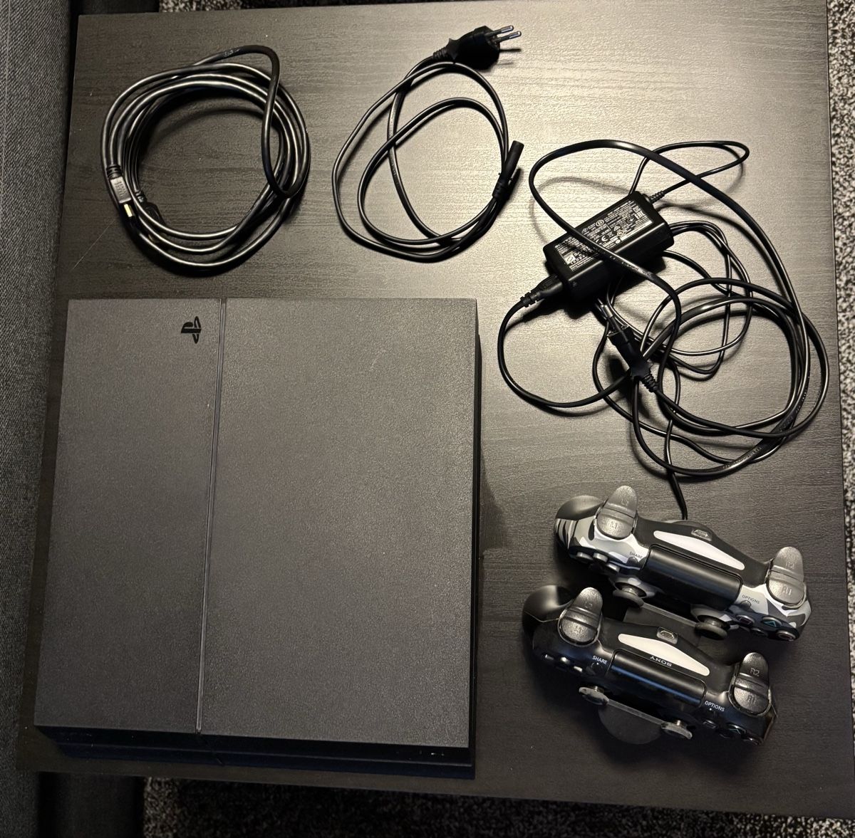 Sony Consoles: Ps4 2TB, Ladestation für Controller, 2 Controller & Games – D'occasion à Zollikofen par laraa_