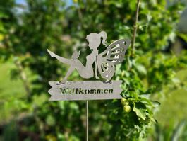 Metall Fee Stecker, "Willkommen", 86cm, Motiv: 13x15cm