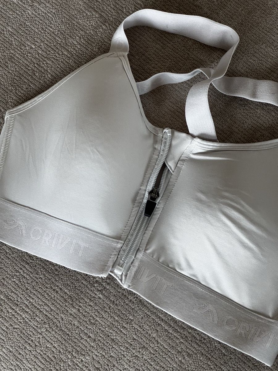 Top: Brassière de sport Crivit avec fermeture éclair gris – Nuovo (secondo la descrizione) da Les Acacias venduto da JaysGoodDeals 1