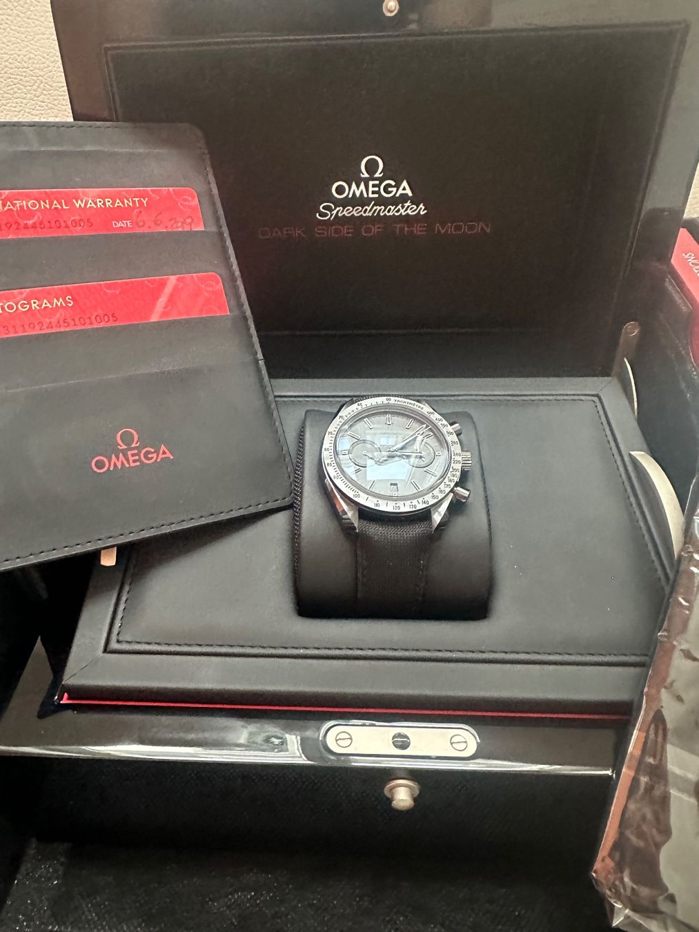 Omega Montres: Omega Speedmaster Dark Side of the Moon Black 44mm Keramik – Neuf (Voir description) à Luzern par watch-collection 5