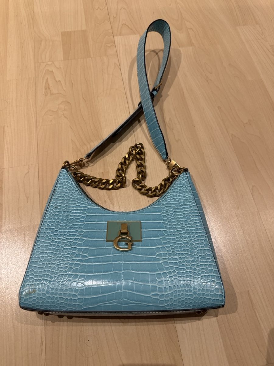 Guess Borse da donna: Guess Handtasche, hellblaues Kroko-Design, Goldkette – Usato da Zweidlen venduto da sweetchili_03