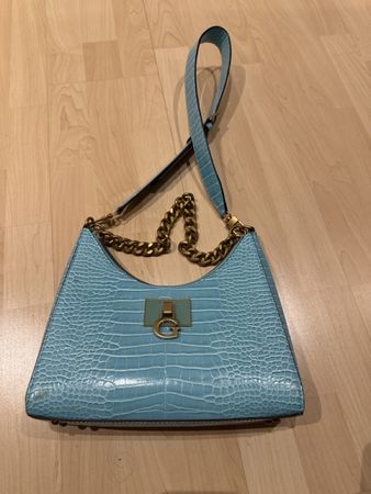 Guess Handtasche, hellblaues Kroko-Design, Goldkette