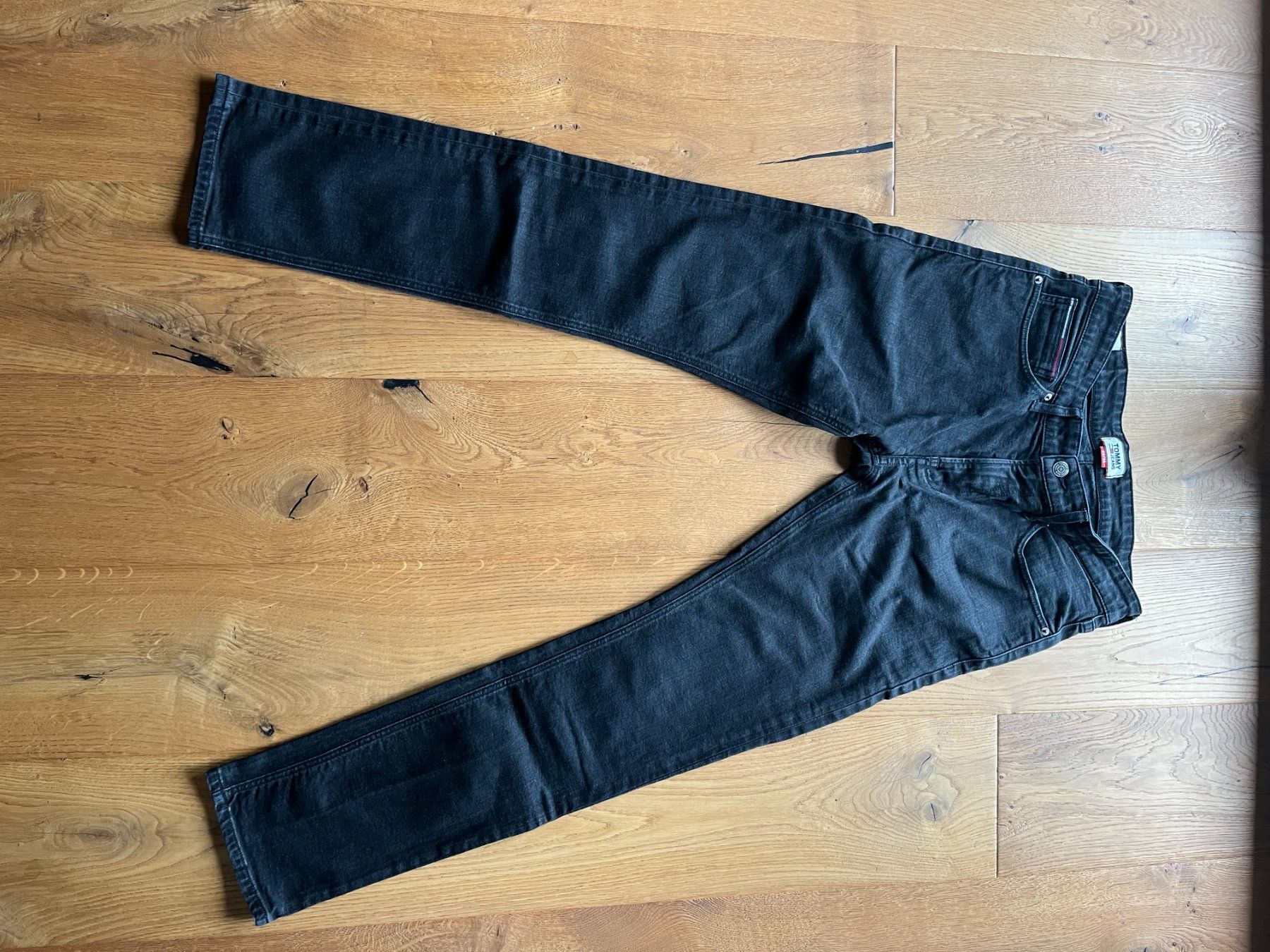 Tommy Hilfiger Jeans: Tommy JEANS black 33/32 – Gebraucht aus Helgisried von fox041