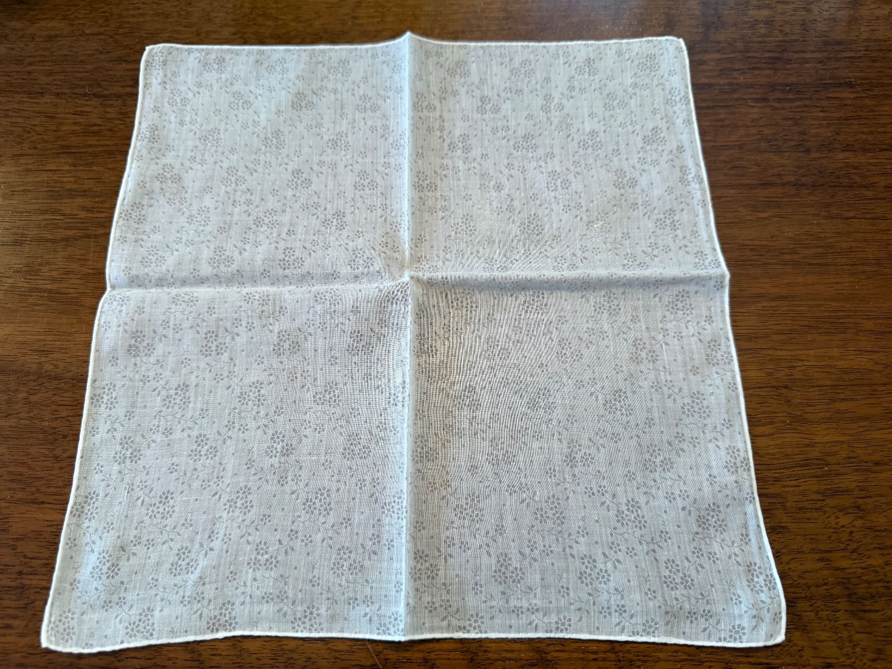 Altro in  Abbigliamento & Accessori: Stofftaschentuch weiss mit Blumenmuster gebraucht – Usato da Erstfeld venduto da Mario_boe0