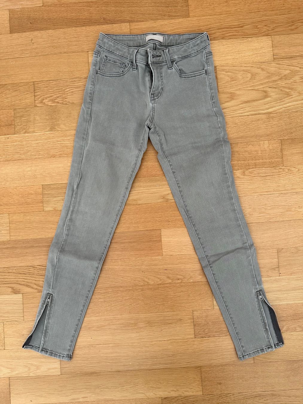 Uniqlo Jeans: Graue Skinny Jeans – Usato da Eglisau venduto da eye_w2qz