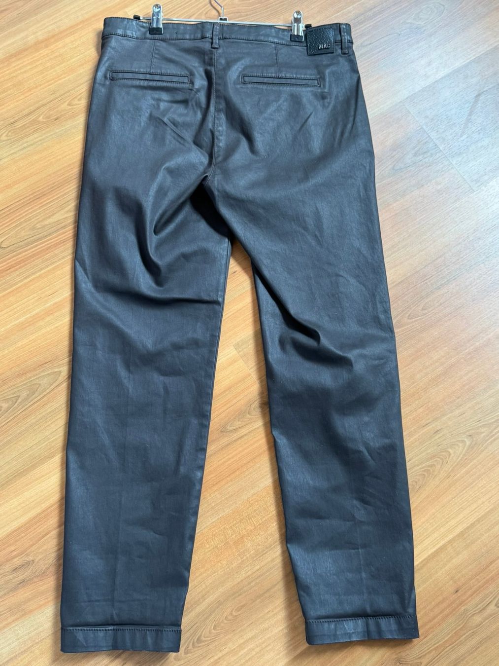 Pantaloni: MAC Chino Hose Lederoptik – Nuovo (secondo la descrizione) da Burgdorf venduto da Bizeli 1