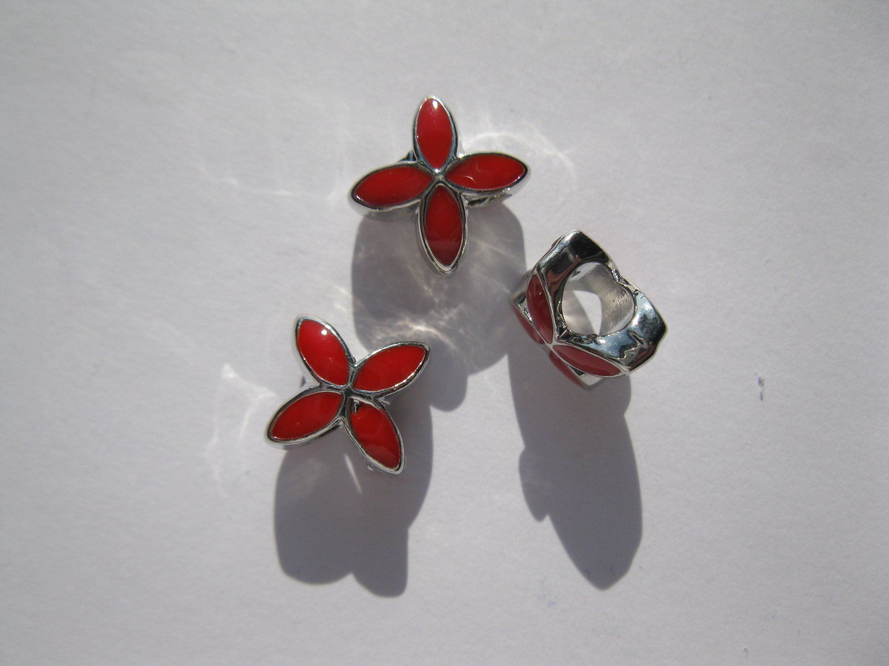 Perle (finte): 2 Grosslochperlen, Beads, Metallperlen Blüte, rot – Nuovo e nell'imballaggio originale da St. Margarethen TG venduto da LuanaKa 1