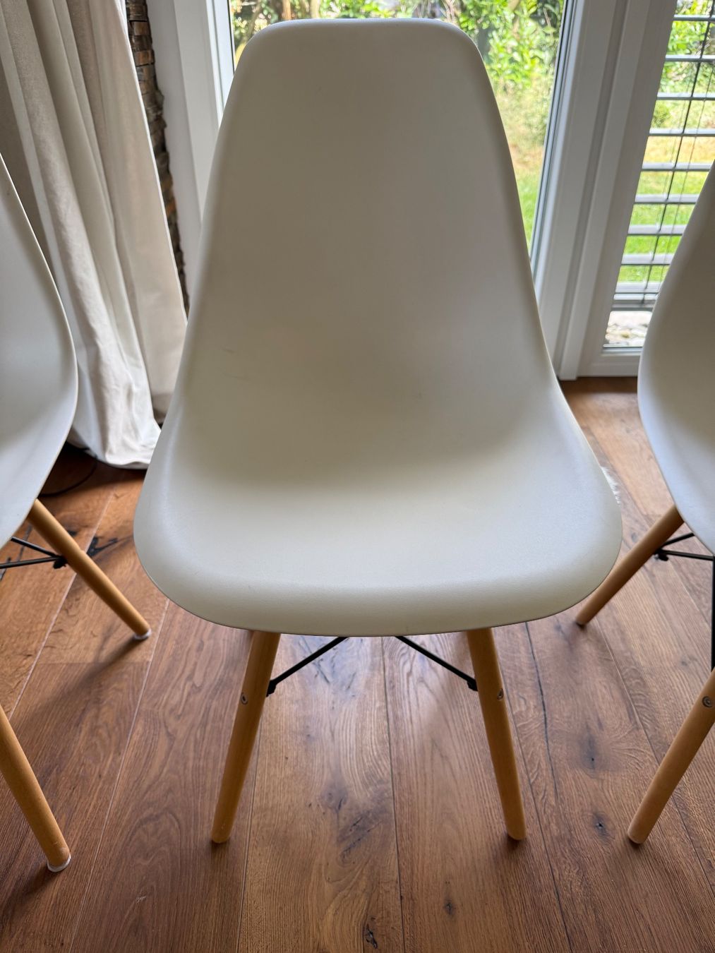 Stühle: 4er Set Stühle Weiss Holzbeine – Gebraucht aus Dietschwil von adr_gs9w 1