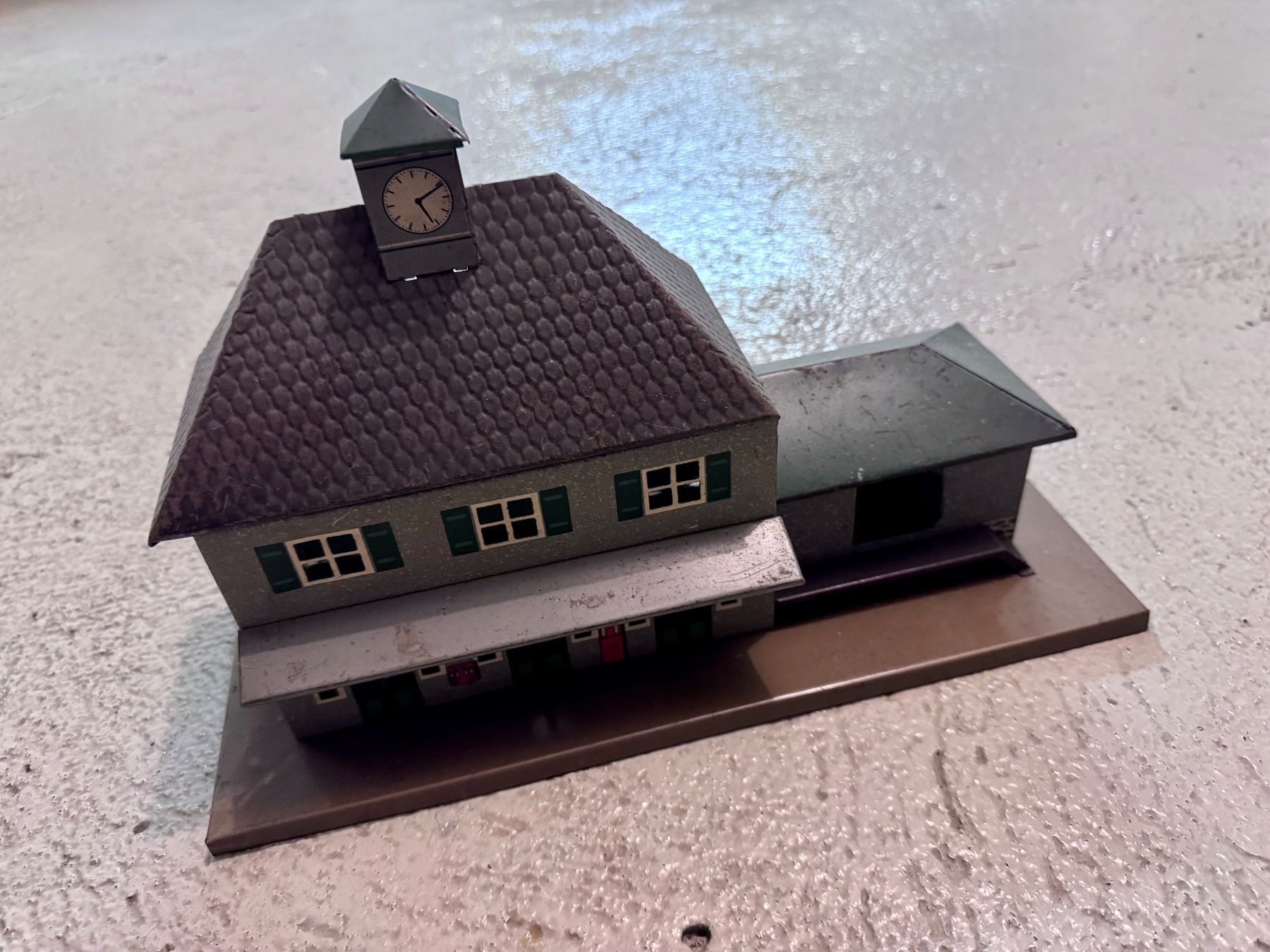 Spielzeuge: Altes Bahnhof-Modell mit Uhr, Blechspielzeug – Gebraucht aus Winterthur von Zahir02 1