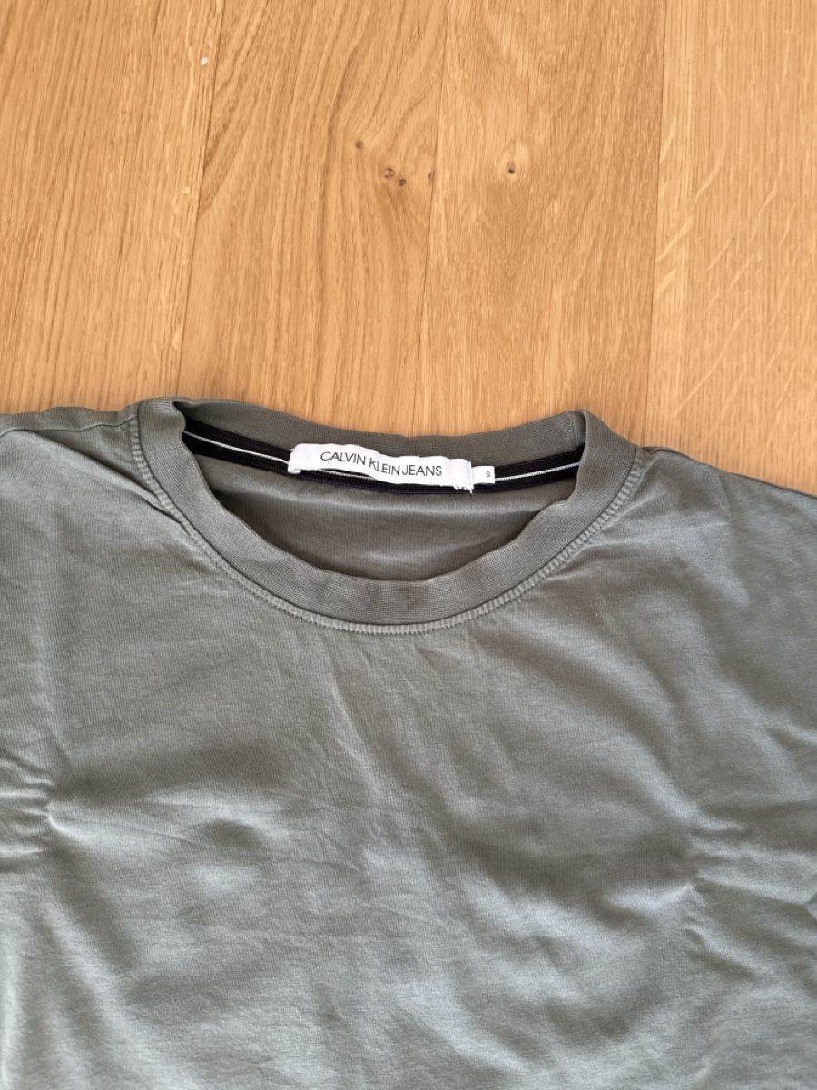 Calvin Klein T-Shirts: Calvin Klein T-Shirt, Grösse S – Gebraucht aus Ebikon von lop_jbb6 1