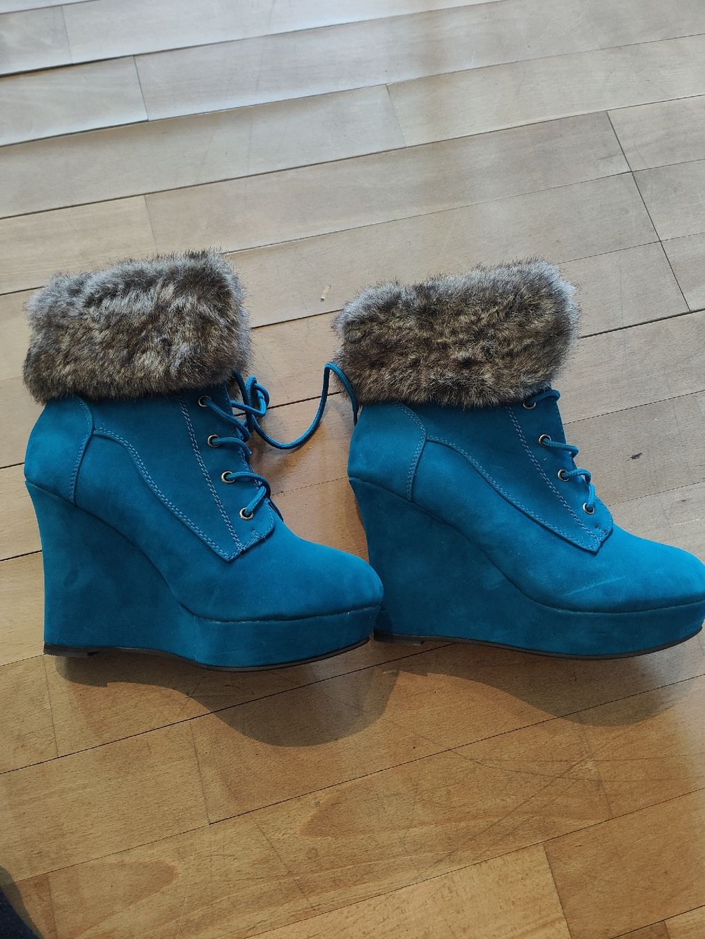 Scarpe da donna: Trendige Winter Keilstiefel Gr. 39 Fellfutter – Nuovo e nell'imballaggio originale da Wald ZH venduto da chlinicaro