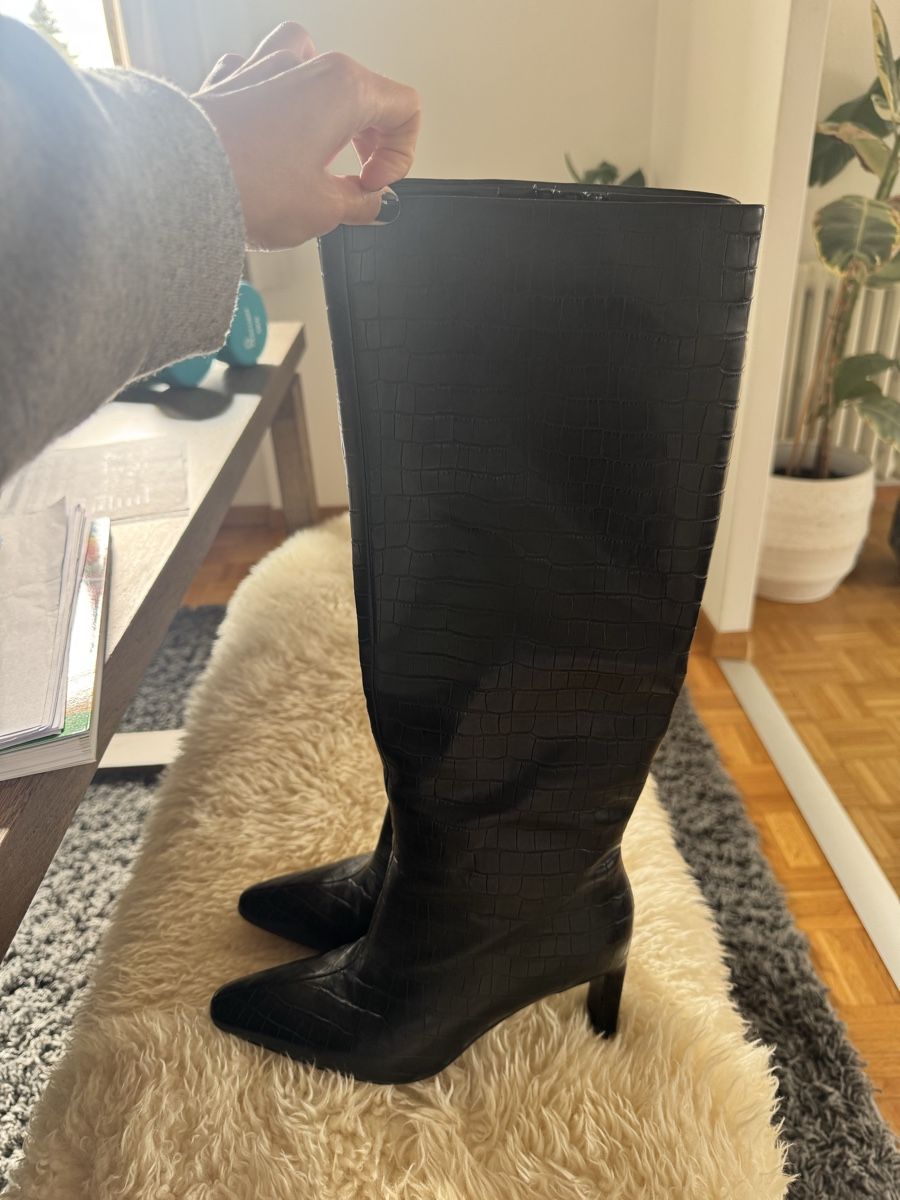 Chaussures femmes: Black Knee-High Boots with Crocodile Pattern Size 39 – D'occasion à Baar par sal_g57c