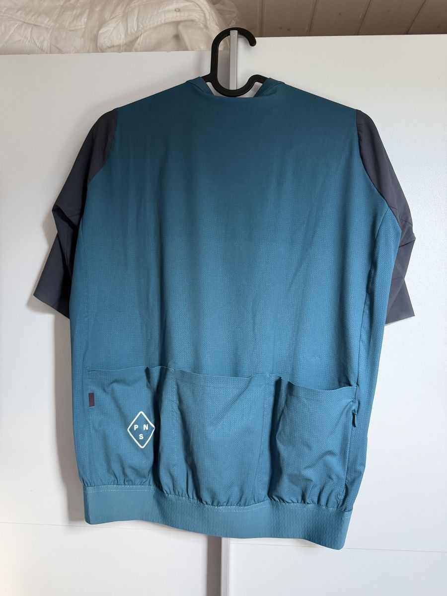 Pas Normal Studios Canottiere & Pantaloni: Pas Normal Studios Solitude Velotrikot grösse L – Nuovo (secondo la descrizione) da Lyss venduto da Mamaflosim 1