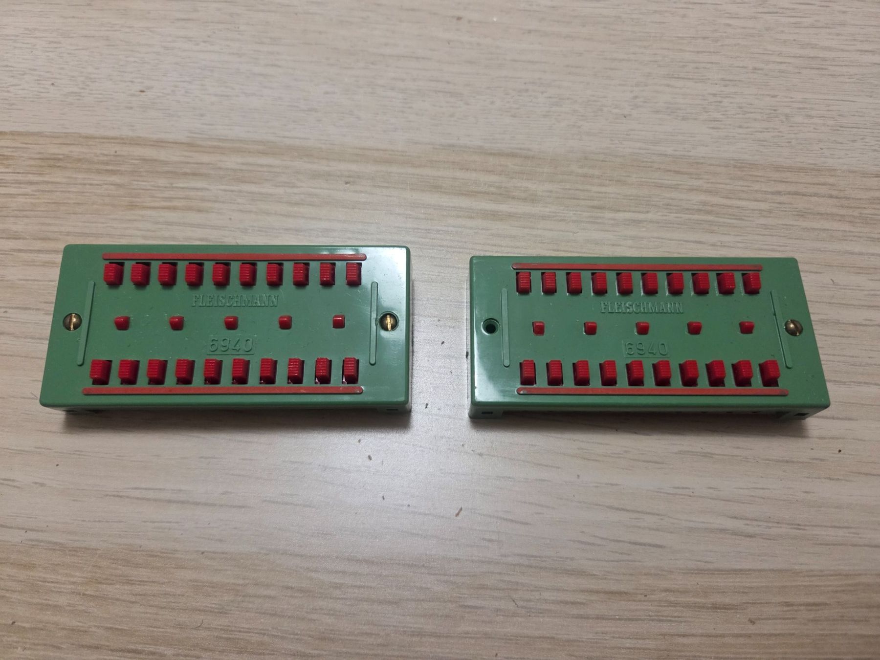 Fleischmann Modelleisenbahnen: Fleischmann 2 x 6940 Verteilerplatten – Gebraucht aus St-Aubin-Sauges von Lo_Go