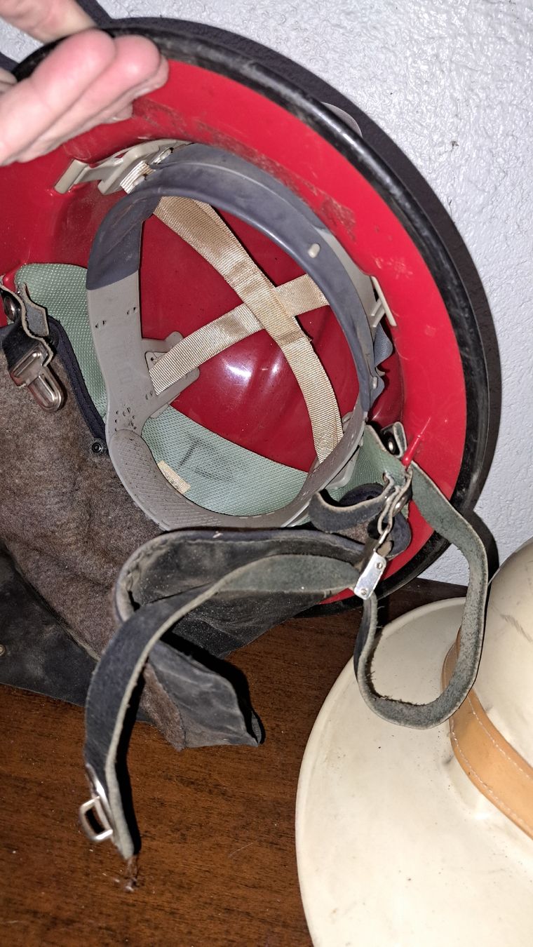 Pompieri: 5 Vintage Feuerwehrhelme  – Usato da Kölliken venduto da Upcycling-by-Mc-TAM 6