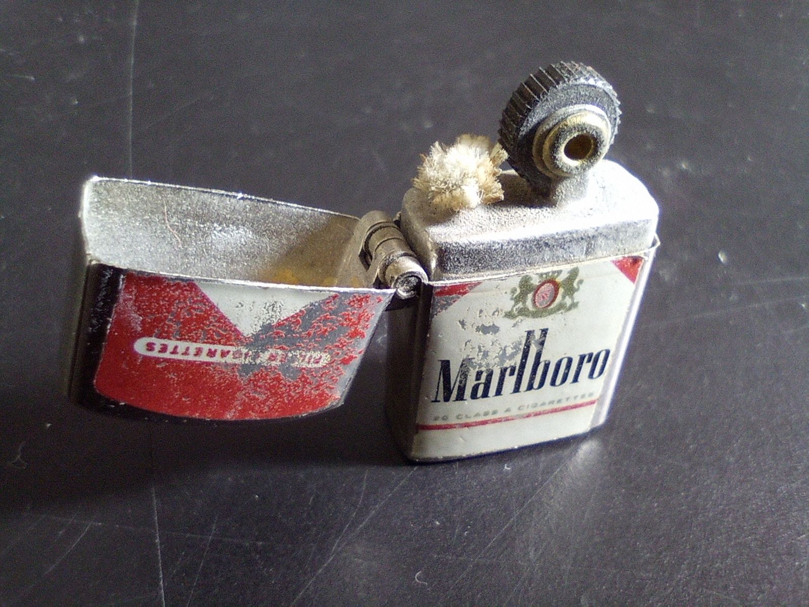 Marlboro Accendini: Feuerzeug Marlboro Benzinfeuerzeug – Usato da Reiden venduto da Zofi-Brocki