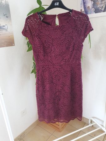 Robe bordeaux en broderie t. 34