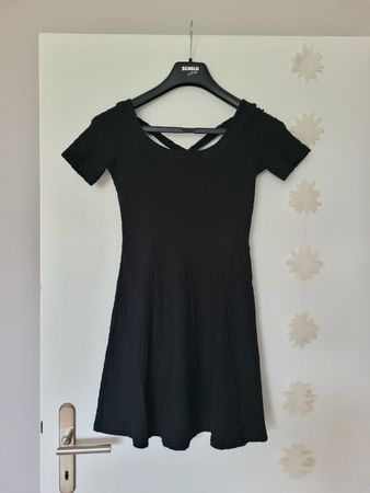 Schwarzes Kleid mit speziellem Rückenteil, Grösse S