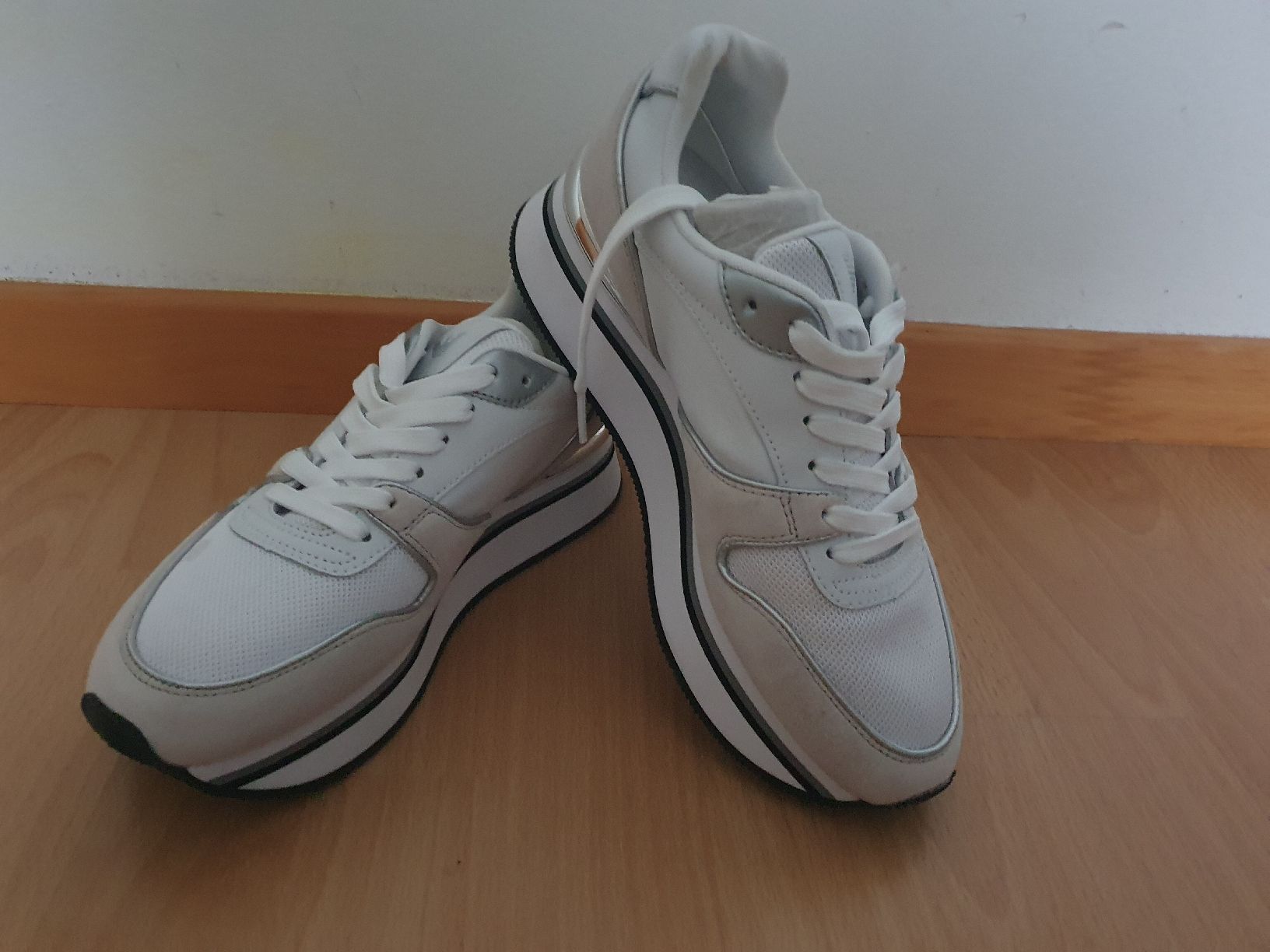 Armani Damenschuhe: neue Emporio Armani Sneaker – Neu und originalverpackt aus St. Gallen von 1811123 2
