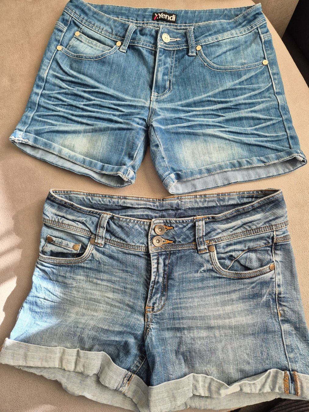 Jeans: 2 Jeanshose kurz Gr.38 – Usato da Abtwil SG venduto da Delfine5