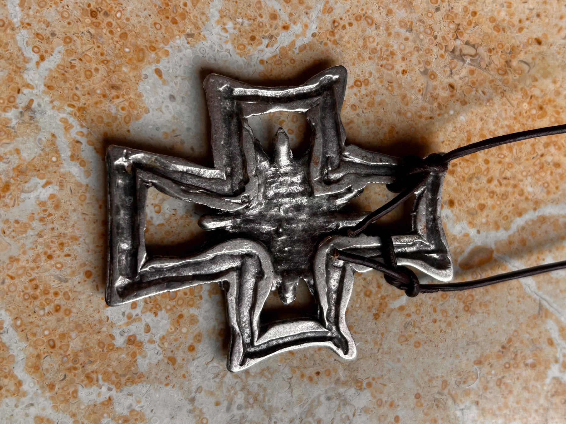 Catenine: Sonnen Amulette mit Lederband – Usato da Laufen venduto da belleskulptur 5