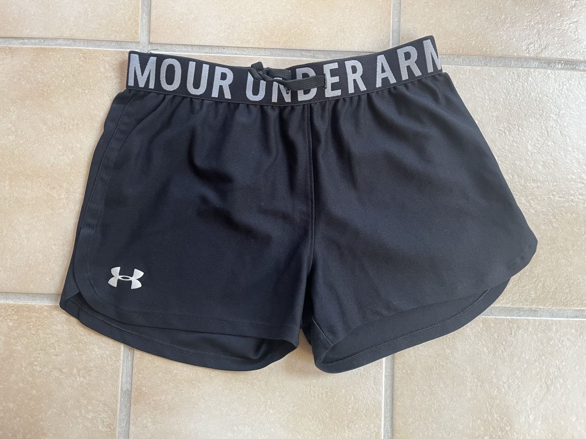 Under Armour Pantaloni: Under Armour - Mädchen Shorts - Grösse 146 – Usato da Hellbühl venduto da Milenaluu