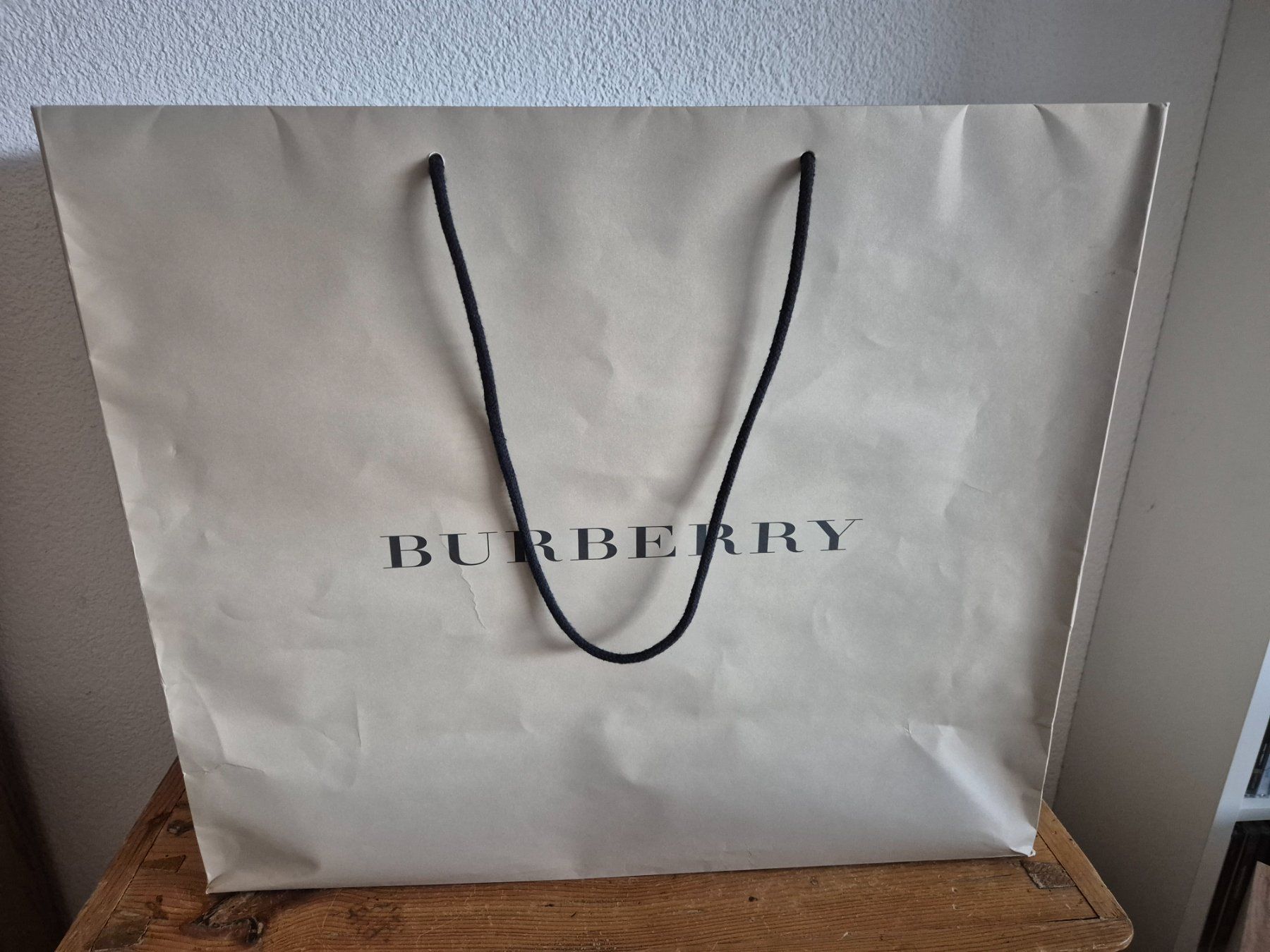 Burberry Sacs: Papiertasche Burberry gross 41 x 47 cm Tüte – D'occasion à Würenlos par Toolia 1