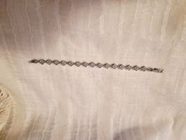 Elegantes Armband mit Zirkonia-Steinen im Blumenmuster