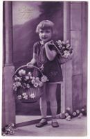 Bonne Fête - Petite fille avec des paniers fleuris1928