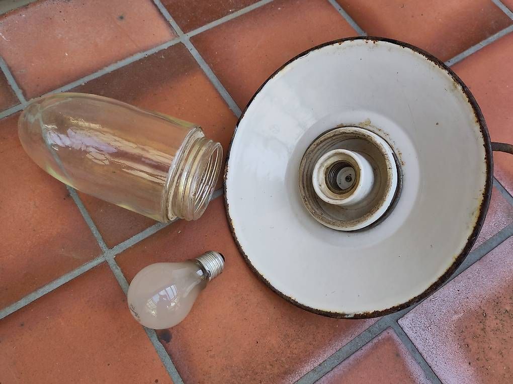 Lampade: Antike Stalllampe mit Emaille-Schirm – Usato da Muttenz venduto da Laeckerlihamschter 1