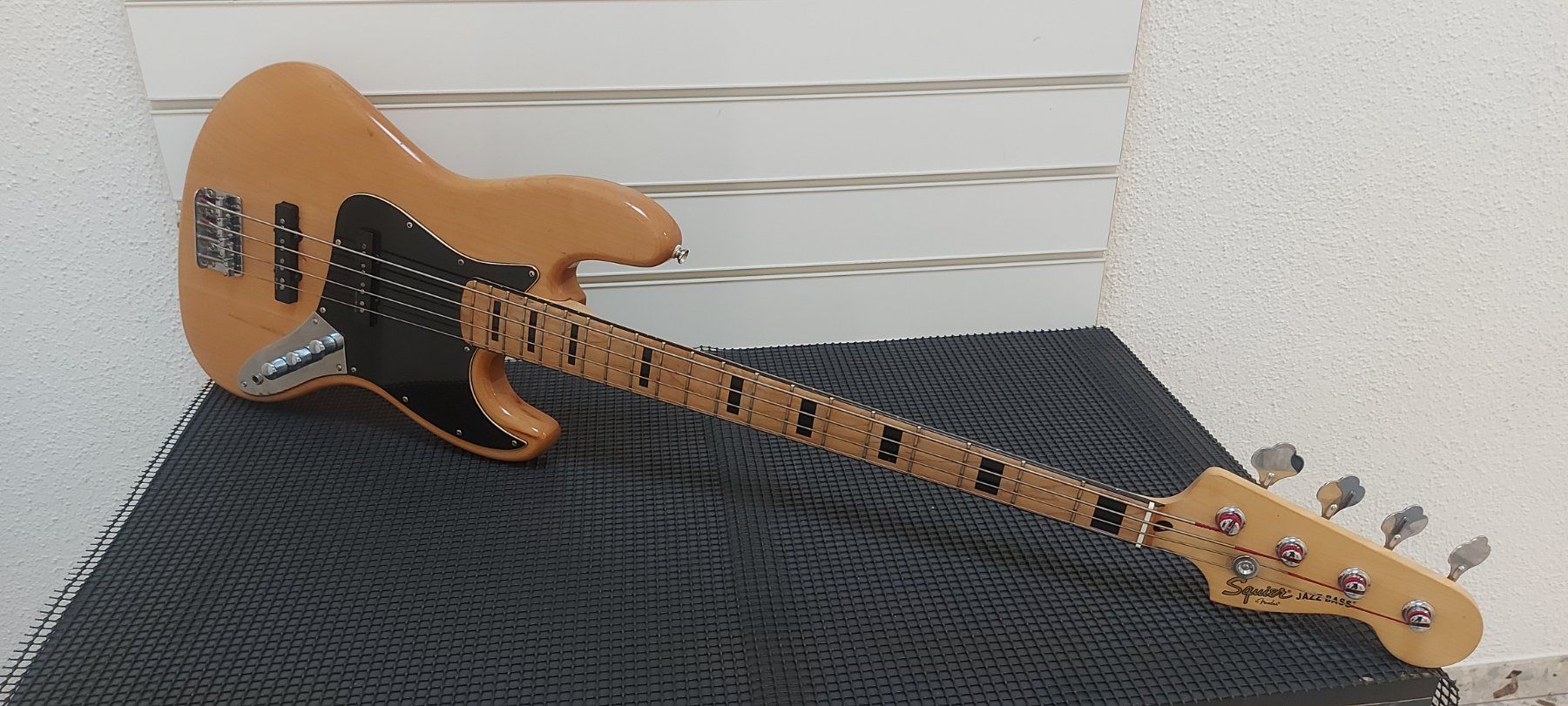 Squier Musikinstrumente: Fender Squier Jazz bass gutem zustand – Gebraucht aus Glattbrugg von Swissmusik