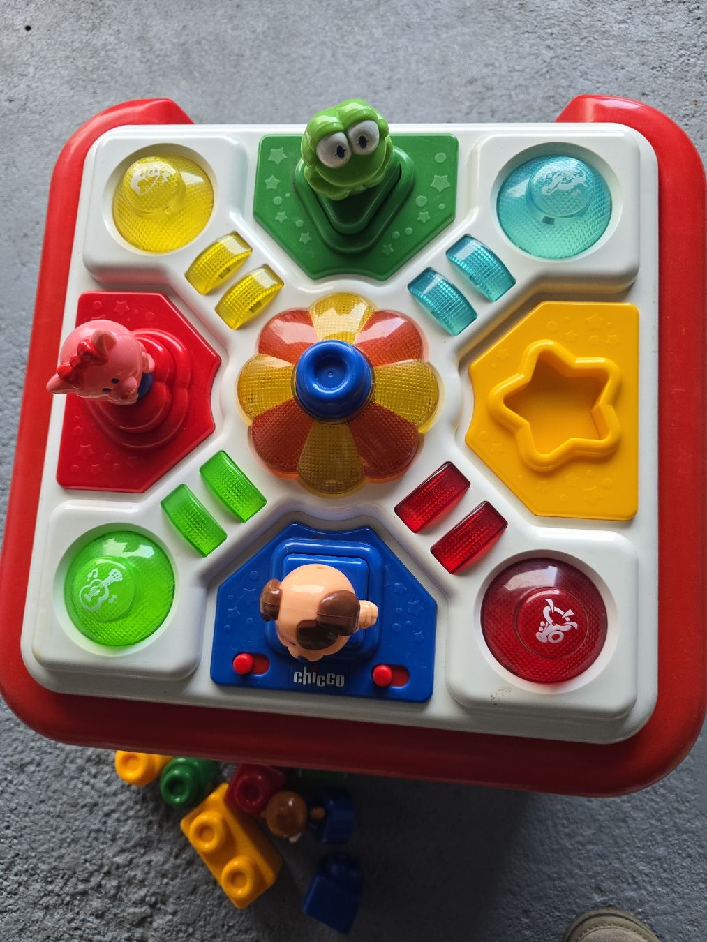 Giocattoli: Chicco Activity Table mit Bausteinen – Usato da Wittenbach venduto da Tigerlili