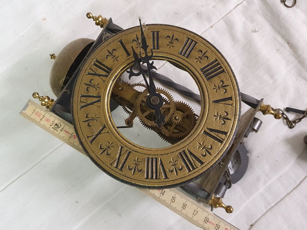Stilvolle Wanduhr Mit Sichtbarem Uhrwerk Bild