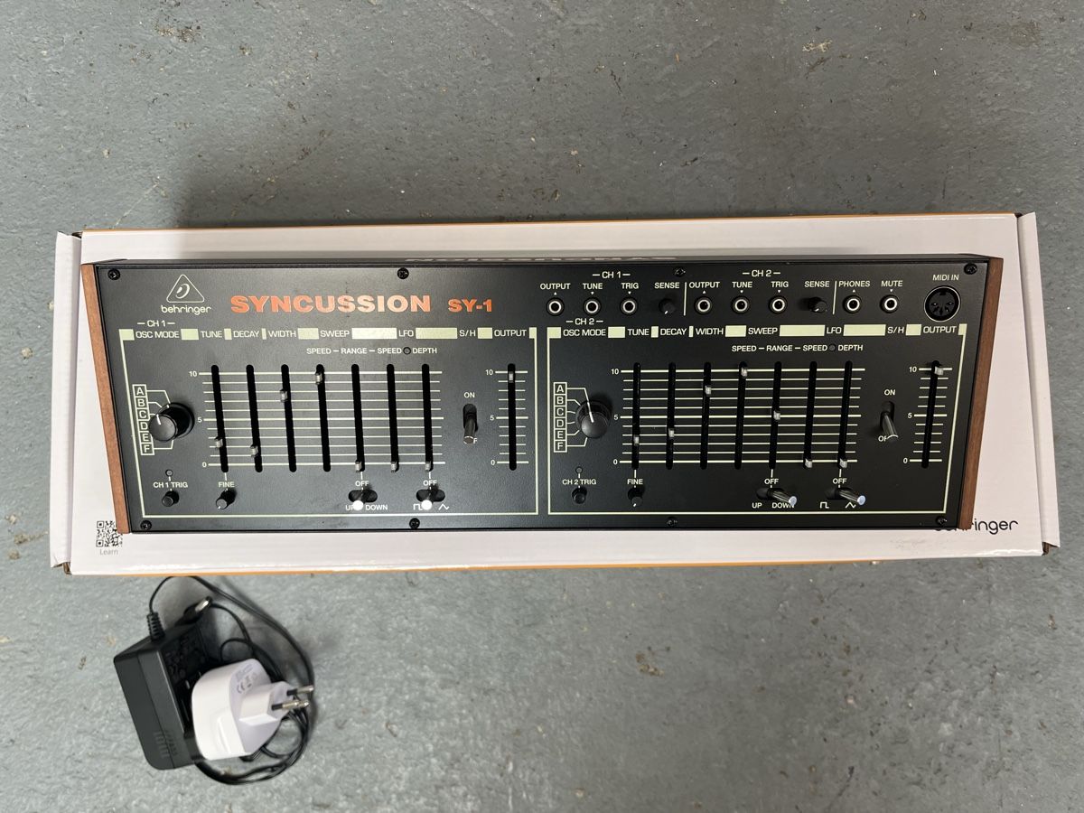 Behringer Instruments de musique: Behringer SYNCUSSION SY-1 synth/drum machine – D'occasion à Sierre par Prog_fazz