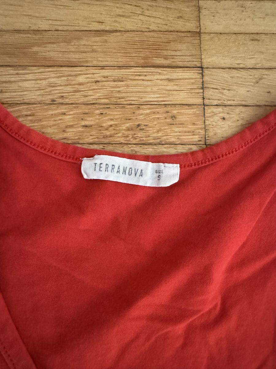 T-shirt: Body rosso – Usato da Basel venduto da ser_qy29 1