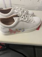 Bequeme weisse Damenschuhe mit Schmetterlingsprint, Grösse 3