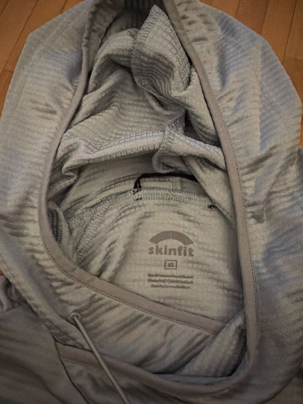 Skinfit Maglioni & Felpe: Pulli von Skinfit, Gr. XS, Silber schwarz – Usato da Rümlang venduto da Stekamo 1