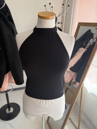 Guess schwarzer Neckholder Top mit Spitzenbesatz Gr. L- Neu